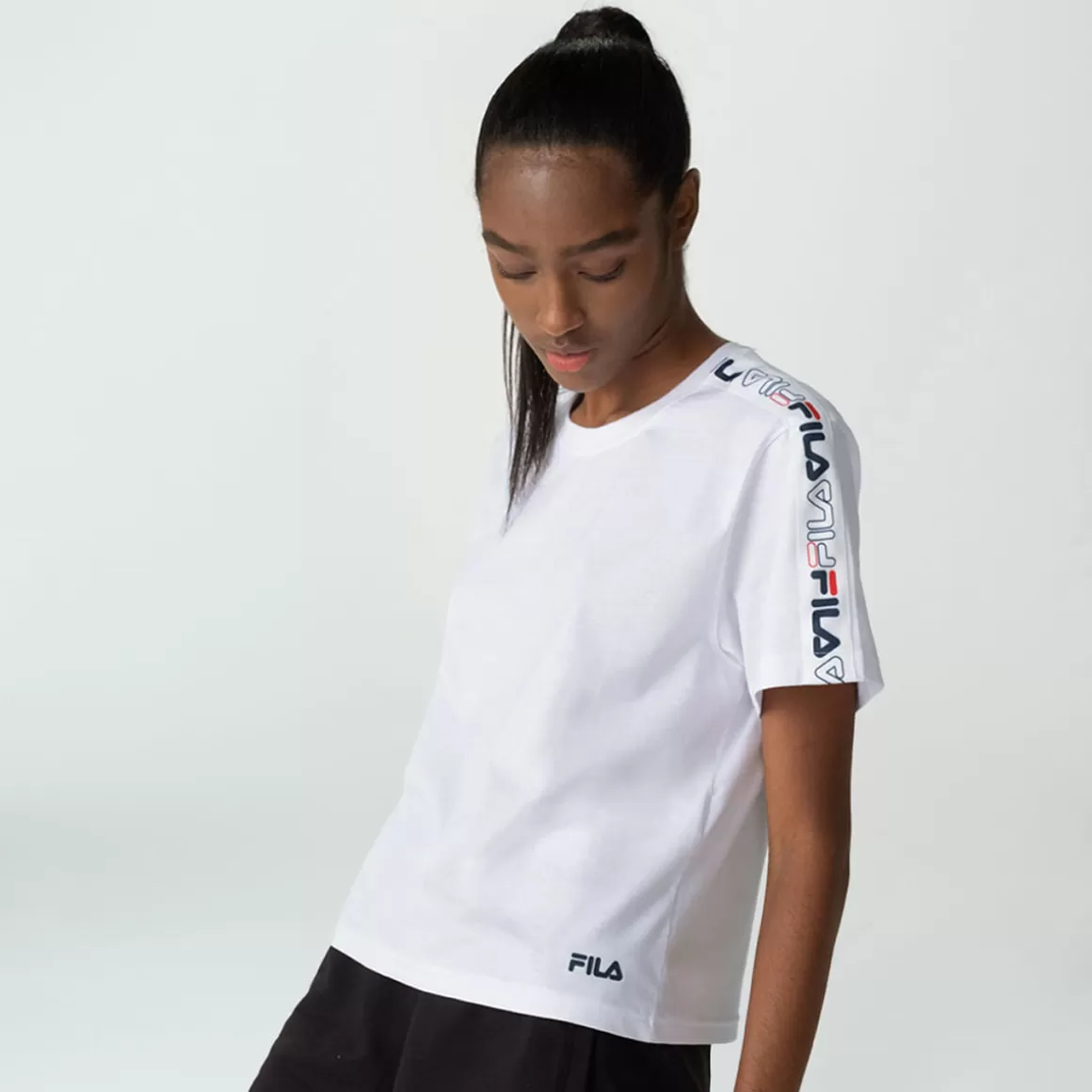 FILA Camiseta Letter Tape Feminina - * Lifestyle | Blusas, camisetas e regatas