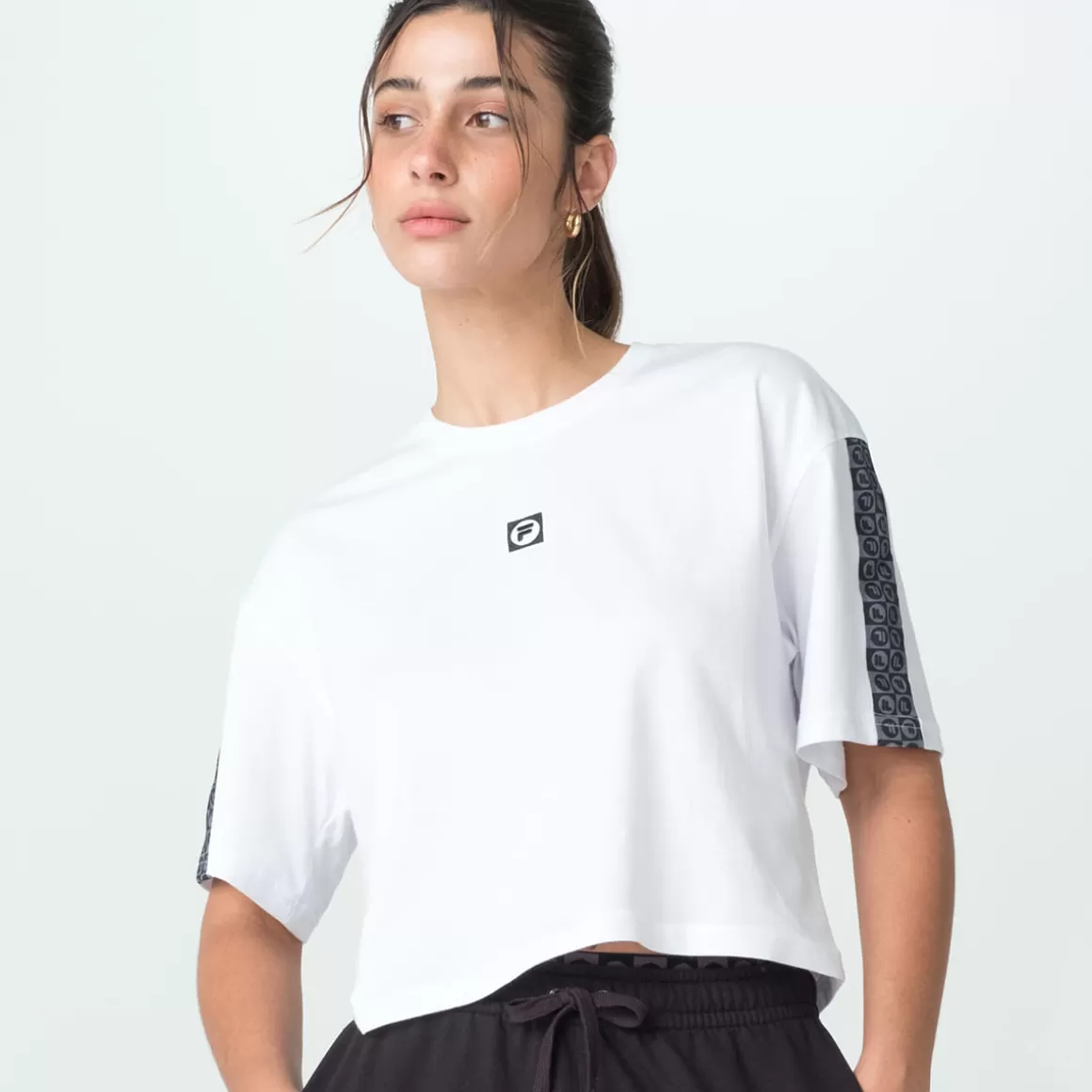 FILA Camiseta Letter Tape II Feminina - * Lifestyle | Blusas, camisetas e regatas