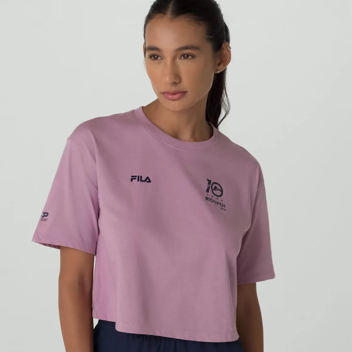 FILA Camiseta Selo Rio Open Feminina - * Lifestyle | Blusas, camisetas e regatas